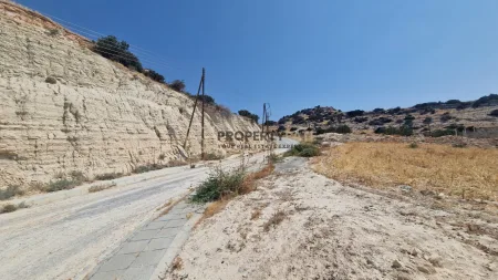 קרקע למגורים למכירה