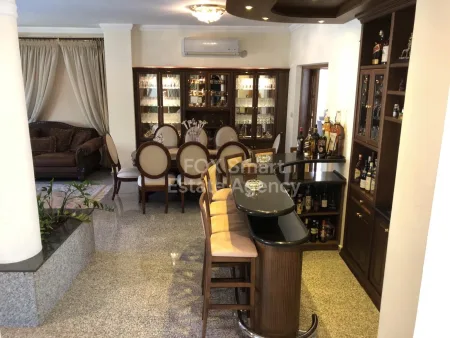 Μπανγκαλόου προς πώληση