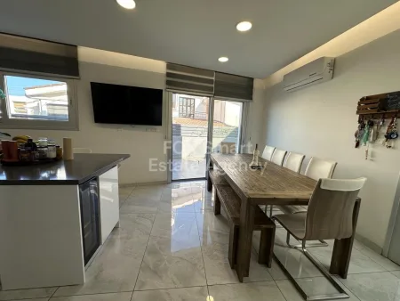 Semi-detached House for rent