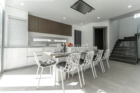 דירה דו-מפלסית למכירה