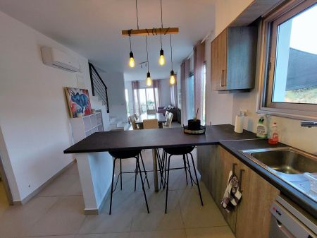 בית דו משפחתי למכירה