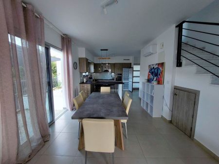 בית דו משפחתי למכירה