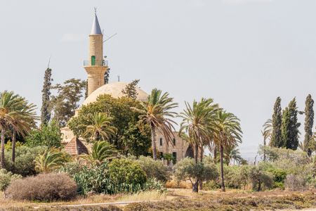 Hala Sultan Tekke, który jest meczetem o wielkim znaczeniu dla świata muzułmańskiego Hala Sultan Tekke, który jest meczetem o wielkim znaczeniu dla świata muzułmańskiego
